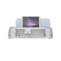 Cricut Maker 3 - Machine De Découpe Intelligente -3D Prima Boutique 0005 Maker 3 Hero Open w Tablet ALPHA2 a8c8a552 bb62 46b4 bc45 fded404170d0