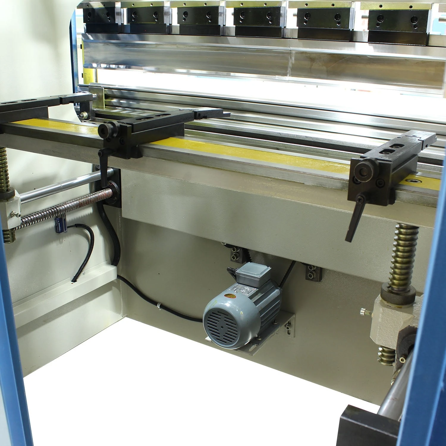 Baileigh 1020680 BP-3305CNC 33 Ton 63" 2 Axis CNC Press Brake 2 Baileigh 1020680 BP-3305CNC 33 Ton 63" 2 Axis CNC Press Brake – Image 2