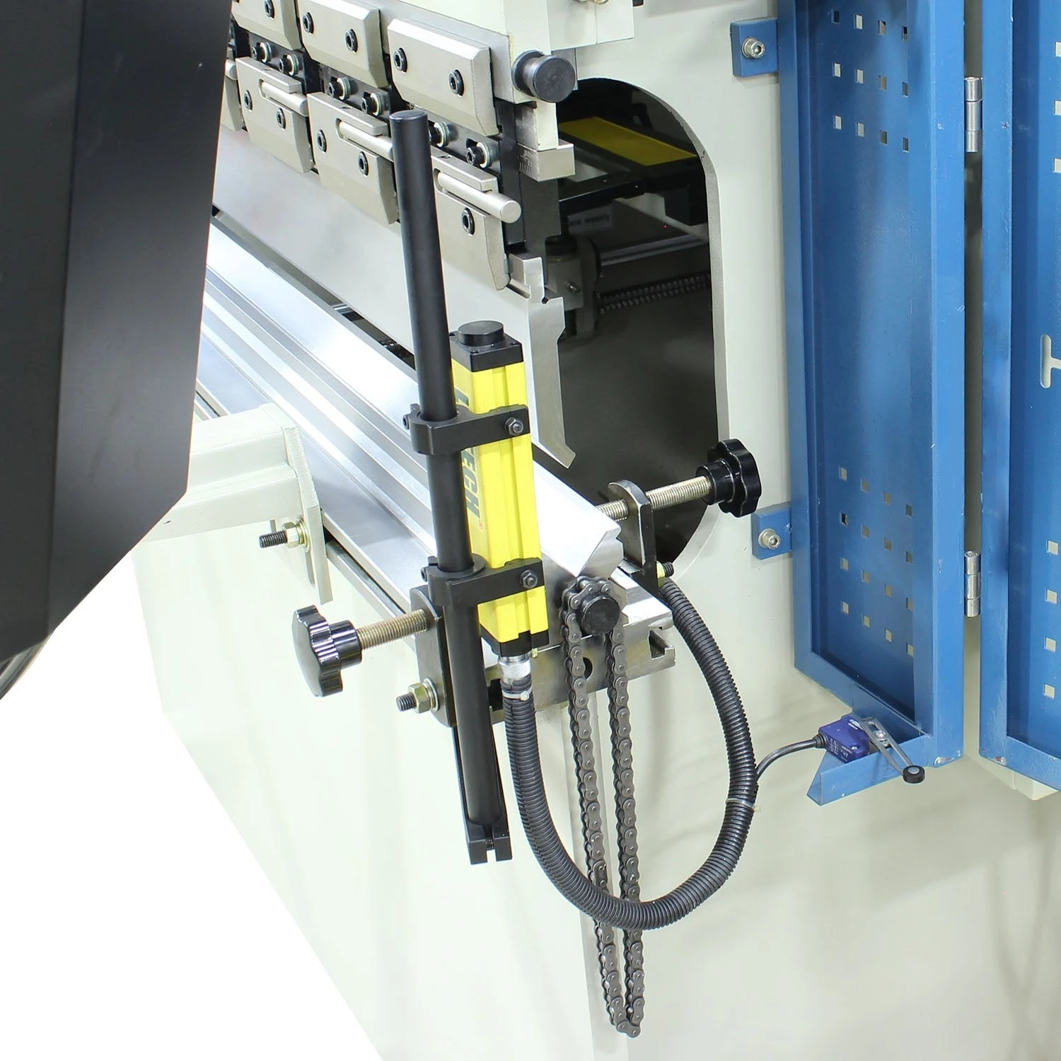 Baileigh 1020680 BP-3305CNC 33 Ton 63" 2 Axis CNC Press Brake 4 Baileigh 1020680 BP-3305CNC 33 Ton 63" 2 Axis CNC Press Brake – Image 4