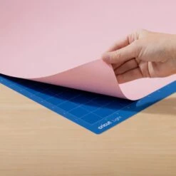 Cricut - Venture - Tapis De Découpe Adhérence Faible - 61 X 71 Cm -3D Prima Boutique Cricut Venture TapisdeDecoupeAdherenceLegere 61x71cm 2