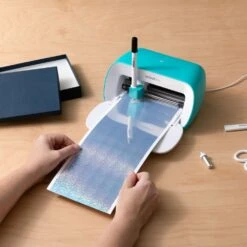 Cricut - Joy - 4 Feuilles De Vinyle Permanent Inscriptible - Argent Holographique - 14 X 33 Cm 8 Cricut - Joy - 4 Feuilles De Vinyle Permanent Inscriptible - Argent Holographique - 14 X 33 Cm -3D Prima Boutique Cricut VinylepermanentinscriptibleArgentHolo 5 8702a099 8597 4ce1 b218 9f277bcd5cae