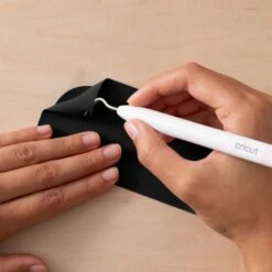 Cricut - Joy Xtra - Smart Iron-On - Vinyle Thermocollant - Noir Mat - 24,1 X 61 Cm -3D Prima Boutique CricutJoyXtra SmartIron On VinyleThermocollant NoirMat 24 1x61cm 4