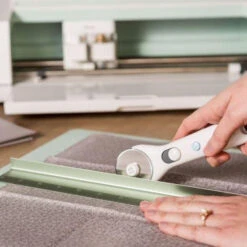 Cricut - Cutter Rotatif (45mm) -3D Prima Boutique Cutter Rotatif 45mm 05 0ce16faa a105 4baa 9cdc 9e7ed1ce7b2b