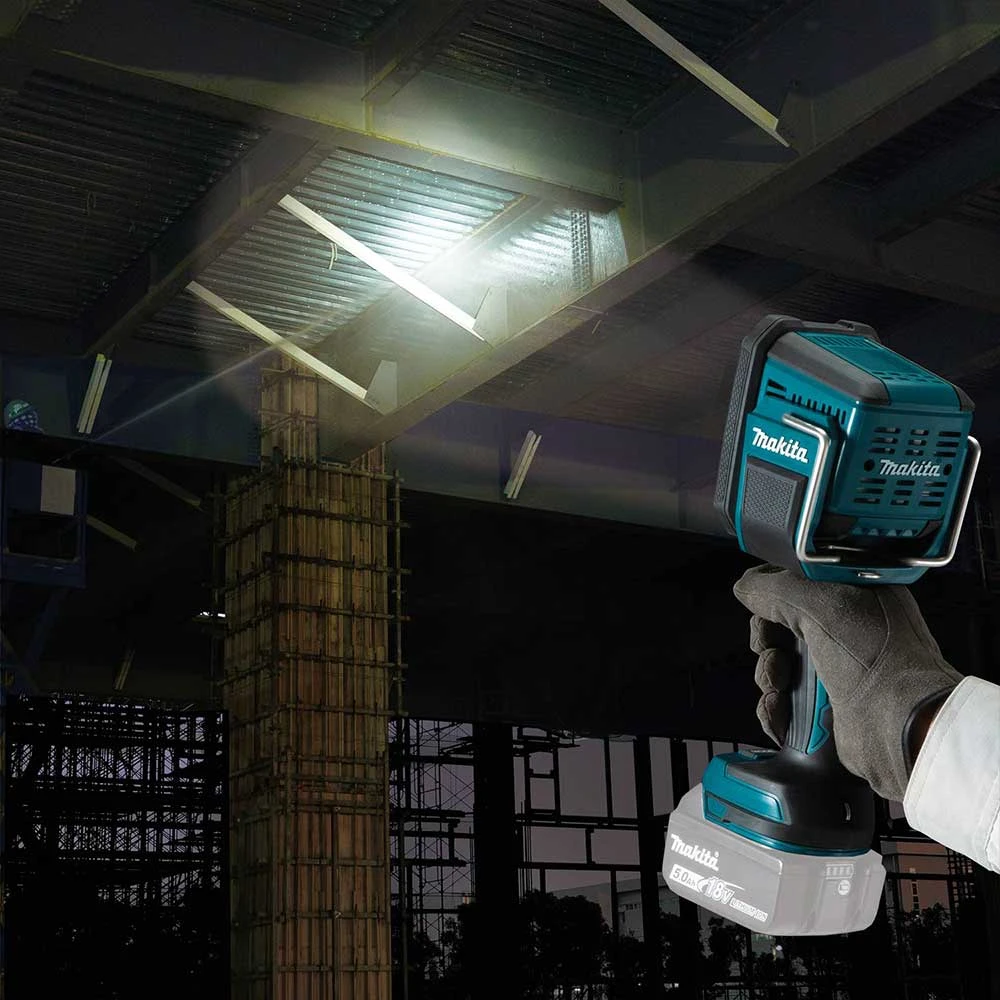 Makita DML812 18V LXT Li-Ion Cordless L.E.D. Flashlight/Spotlight -Bare Tool 9 Makita DML812 18V LXT Li-Ion Cordless L.E.D. Flashlight/Spotlight -Bare Tool – Image 9