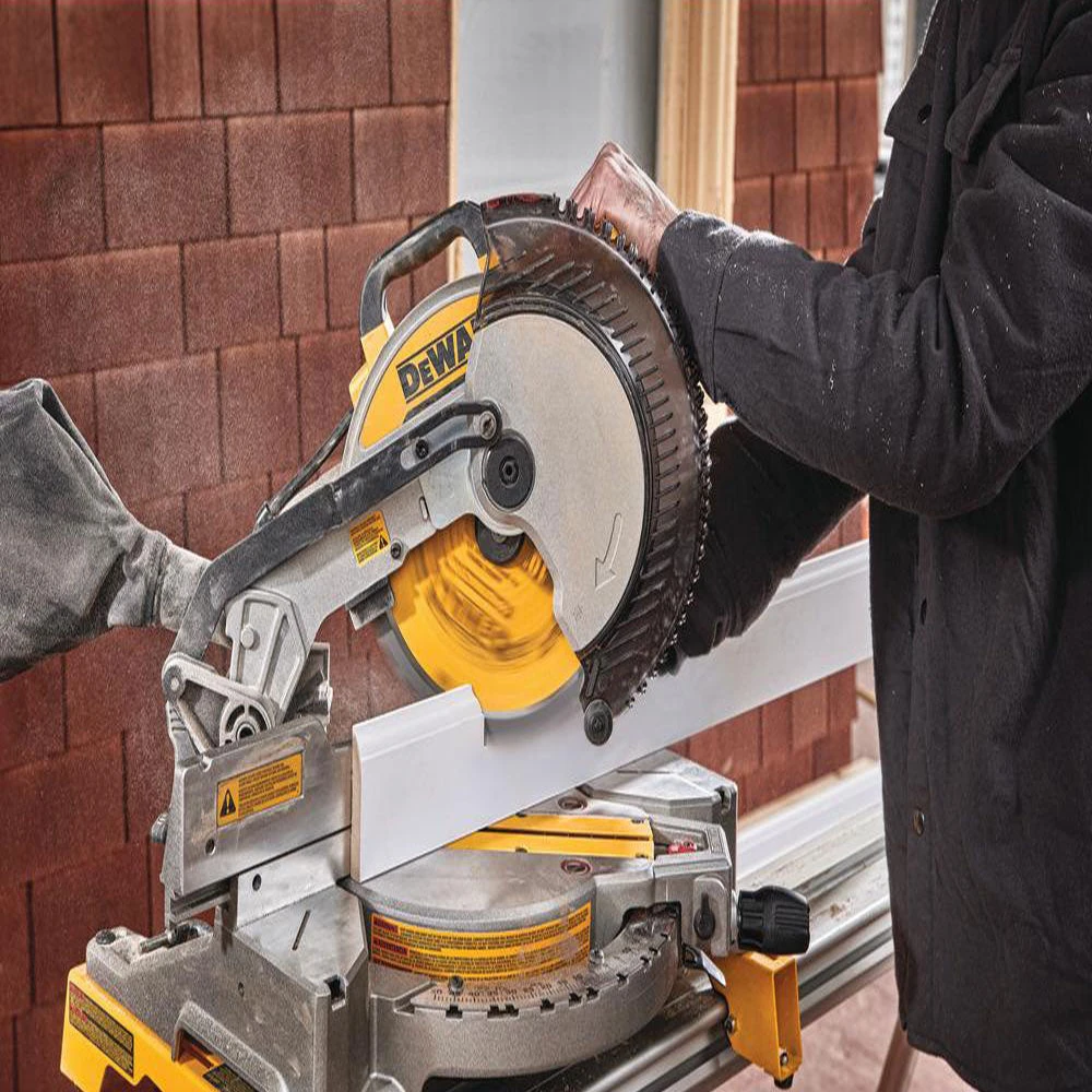 DeWALT DWS713 120V 15 AmpElectric Single-Bevel Compound Miter Saw 6 DeWALT DWS713 120V 15 AmpElectric Single-Bevel Compound Miter Saw – Image 6