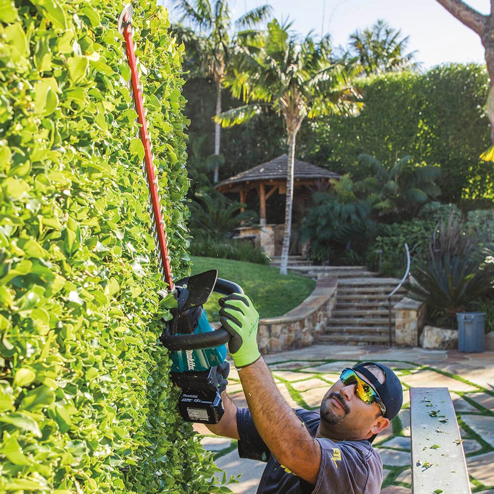 Makita XHU07T 18 Volt 24 Inch 5.0Ah LXT Lithium-Ion Brushless Hedge Trimmer Kit 2 Makita XHU07T 18 Volt 24 Inch 5.0Ah LXT Lithium-Ion Brushless Hedge Trimmer Kit – Image 2