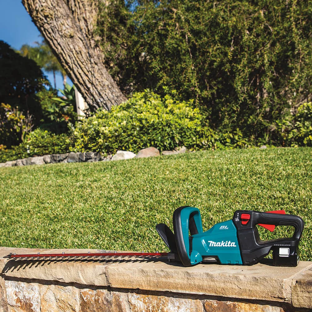 Makita XHU07T 18 Volt 24 Inch 5.0Ah LXT Lithium-Ion Brushless Hedge Trimmer Kit 3 Makita XHU07T 18 Volt 24 Inch 5.0Ah LXT Lithium-Ion Brushless Hedge Trimmer Kit – Image 3
