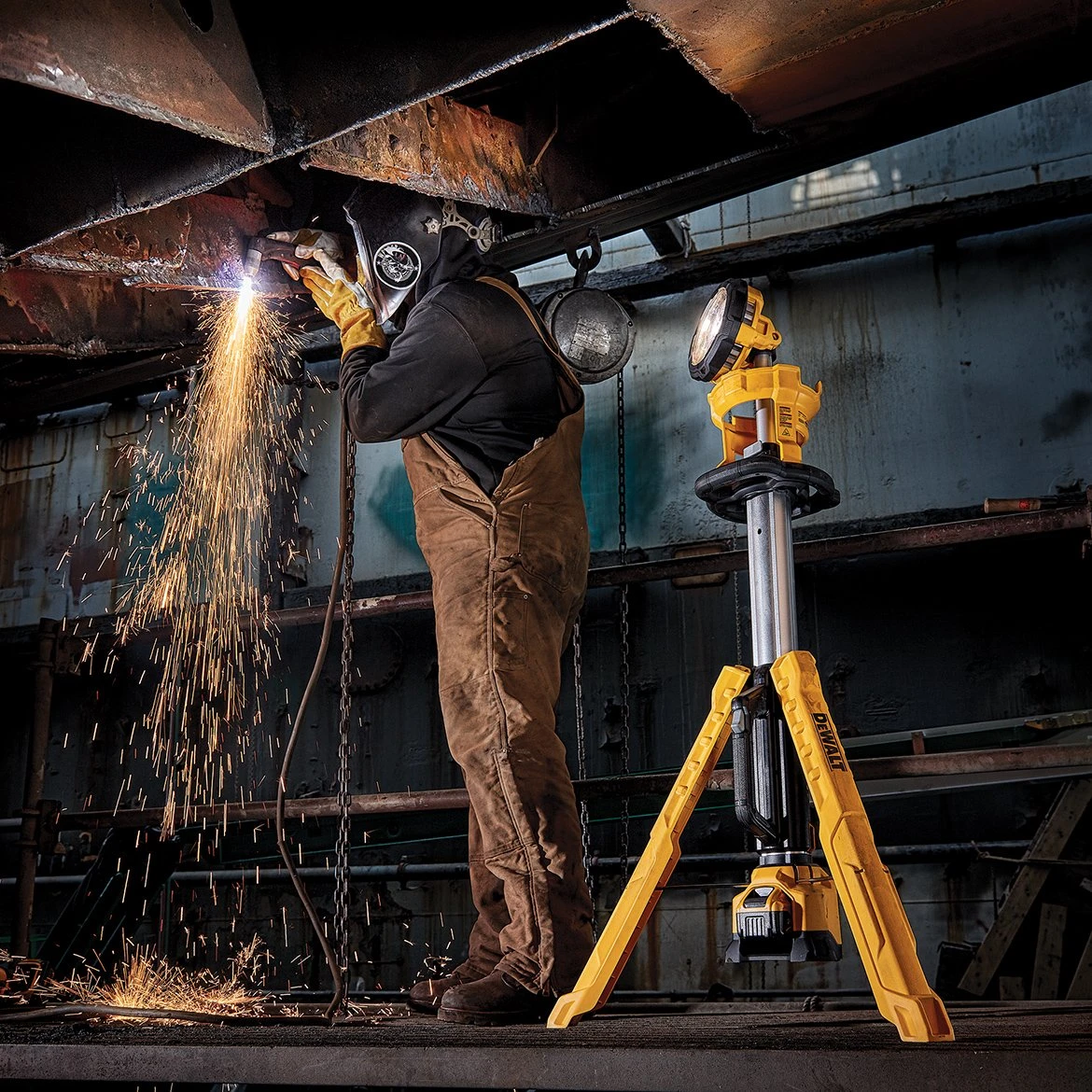 DeWALT DCL079B 20V MAX Heavy Duty Cordless LED Tripod Light - Bare Tool 2 DeWALT DCL079B 20V MAX Heavy Duty Cordless LED Tripod Light - Bare Tool – Image 2